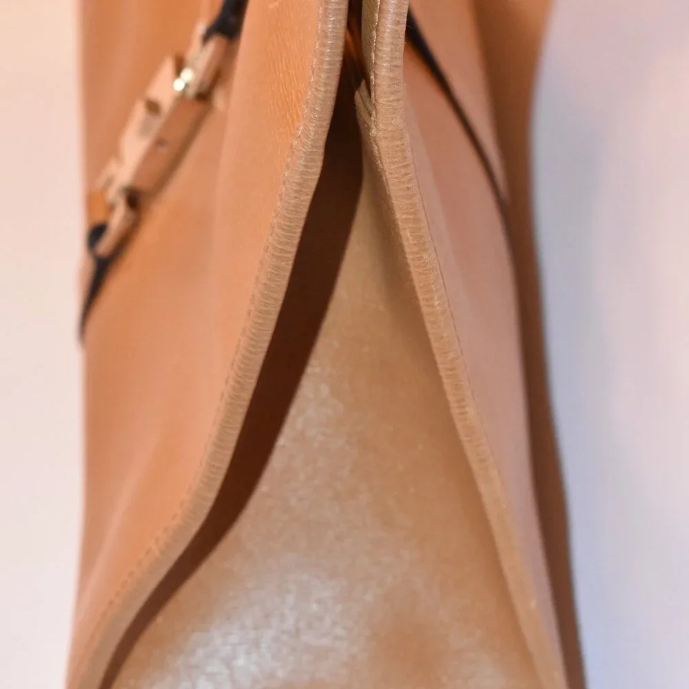 Vintage Gucci Bardo hobo bag in camel leather with the piston-lock closure